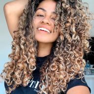 Highlights on curly hair: 6 tips to recover definition after bleaching
