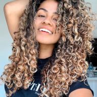 Mechas en cabello rizado: 6 consejos para recuperar la definición tras la decoloración