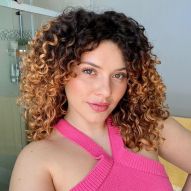 Highlights on curly hair: 6 tips to recover definition after bleaching