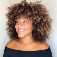 Highlights on curly hair: 6 tips to recover definition after bleaching