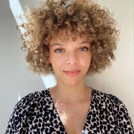 Highlights on curly hair: 6 tips to recover definition after bleaching