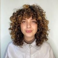 Highlights on curly hair: 6 tips to recover definition after bleaching