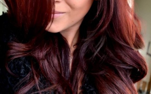 Cheveux Marsala : la nouvelle mode des brunes