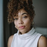 Coiffures simples pour cheveux mi-longs : 7 styles à faire soi-même