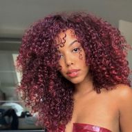 Red locks: discover 3 styles that look good on different hair types