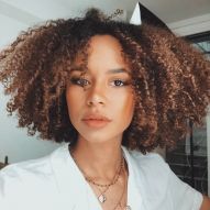 5 ideas de cortes de pelo rizado corto de mujer para caras redondas