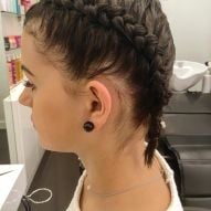 Tresse boxer en cheveux courts : il est possible de faire la coiffure en mèches de cette longueur. Voir 20 photos !