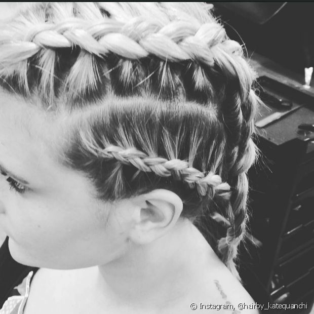 Tresse boxer en cheveux courts : il est possible de faire la coiffure en mèches de cette longueur. Voir 20 photos !