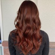 Castagna ramata: 10 ispirazioni e consigli per puntare sui capelli rosso chiaro