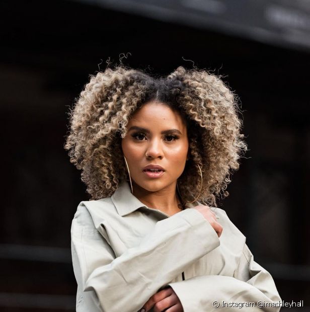 Capelli platino nelle brune: cosa bisogna fare per ottenere il tono biondo più leggero