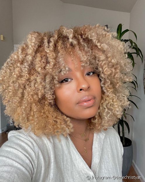 Cheveux platine chez les brunes: que faut-il faire pour obtenir le ton blond le plus clair