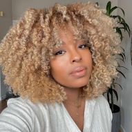 Cheveux platine chez les brunes: que faut-il faire pour obtenir le ton blond le plus clair