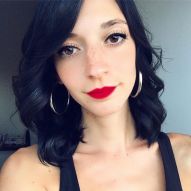 Les cheveux bleu-noir conviennent à quel teint? Sachez si les mèches sombres iront bien avec votre look